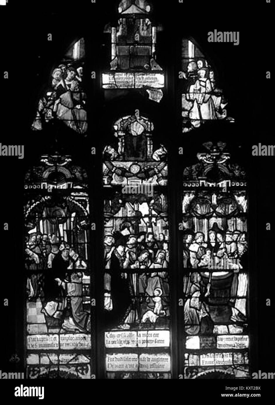 Cette image présente les vitraux de l'église de Puteaux, connue pour son artisanat complexe et sa contribution à la beauté architecturale de la région. Banque D'Images