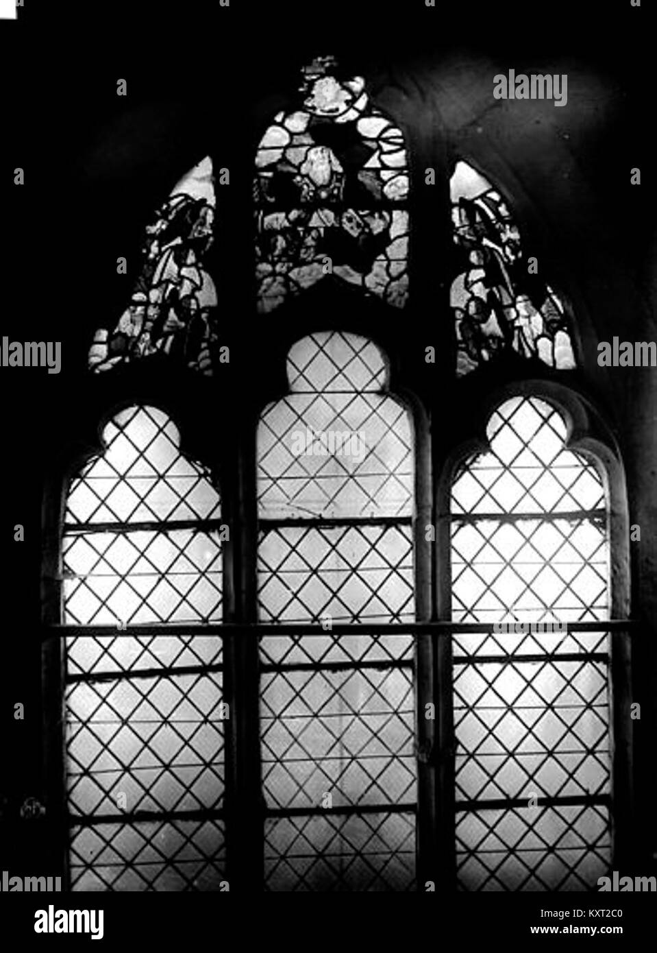 Les vitraux de l'église de Puteaux, mettant en valeur l'artisanat détaillé et le travail en couleurs en verre religieux L’image préserve la valeur artistique et culturelle du site. Banque D'Images