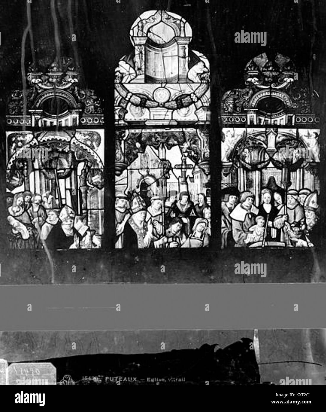Le vitrail de l’église de Puteaux illustre un sujet légendaire, mêlant couleur et symbolisme religieux. L’image fait partie des archives de la Médiathèque de l’architecture et du patrimoine. Banque D'Images