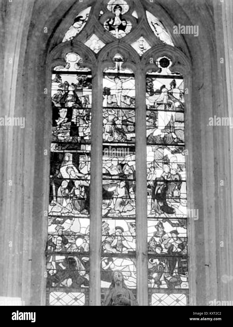 Une photographie d'un vitrail de l'église de Chambry, France, mettant en évidence son design artistique, sa couleur et son savoir-faire artisanal dans le patrimoine artistique religieux français. Banque D'Images