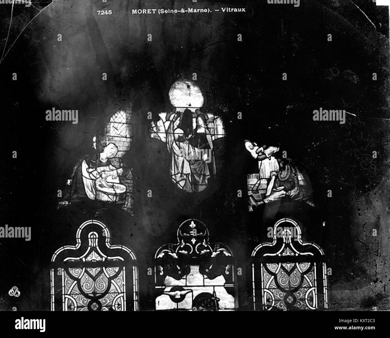 Vitrail de l’église de Moret-sur-Loing, Seine-et-Marne, France, représentant des motifs religieux de style gothique, documentés par la Médiathèque de l’architecture et du patrimoine. Banque D'Images