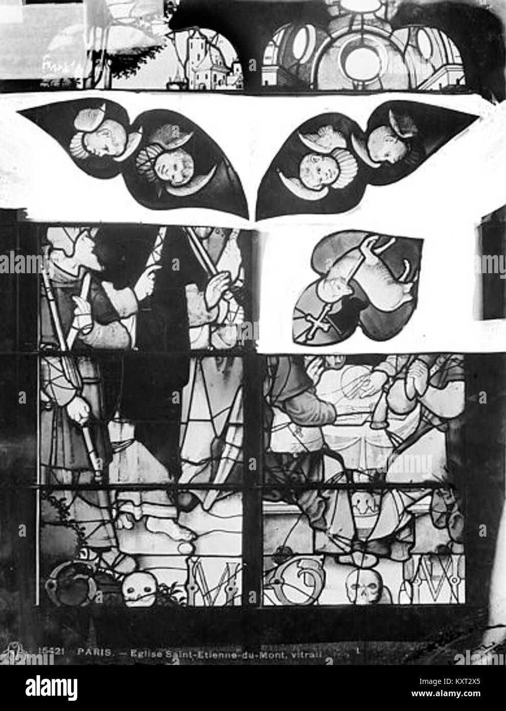 L'église de Saint-Etienne-du-Mont à Paris présente des vitraux et un tympan avec des scènes bibliques détaillées, mettant en valeur des éléments artistiques de la Renaissance française et du gothique. Banque D'Images