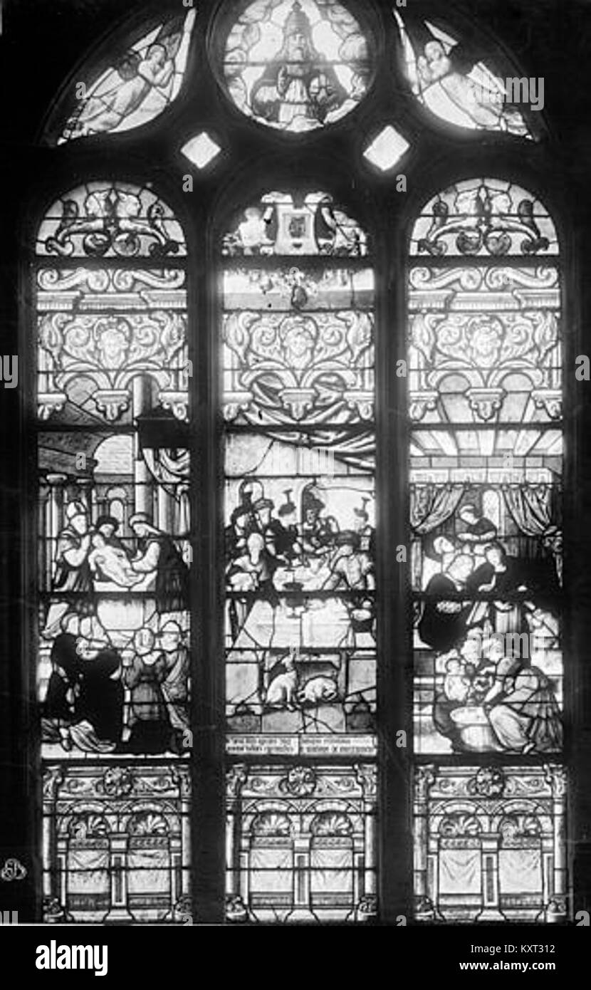 Photographie du vitrail de l’église Saint-Germain, Andrésy, France, illustrant l’artisanat gothique et l’art religieux conservés à la Médiathèque de l’architecture et du Patrimoine. Banque D'Images