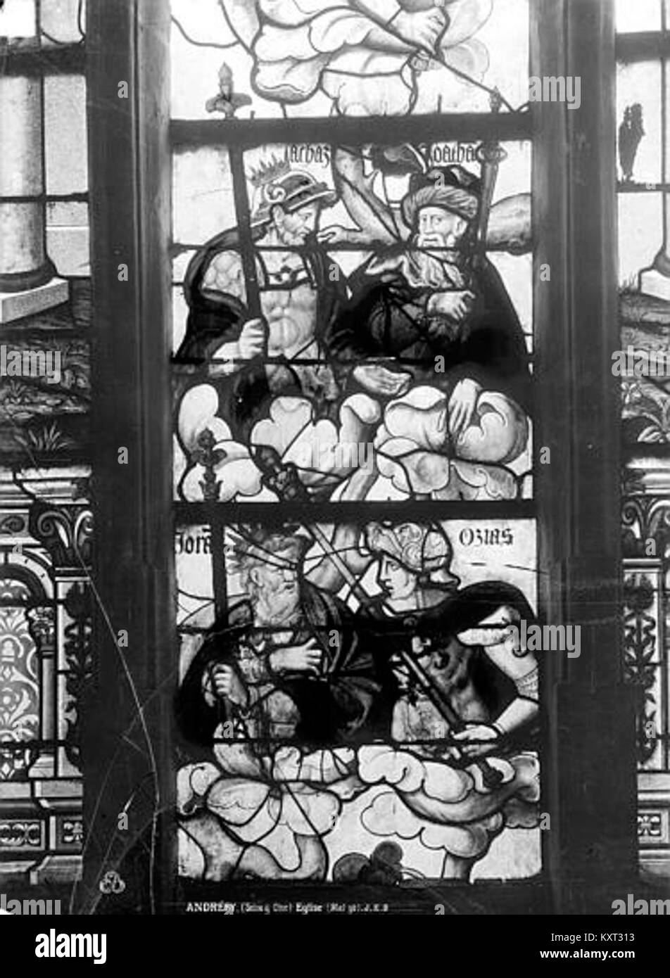 Cette image présente le vitrail de l'église Saint-Germain à Andrésy, France. L'œuvre illustre l'artisanat religieux et les techniques médiévales de verrerie conservées dans les archives du patrimoine français. Banque D'Images