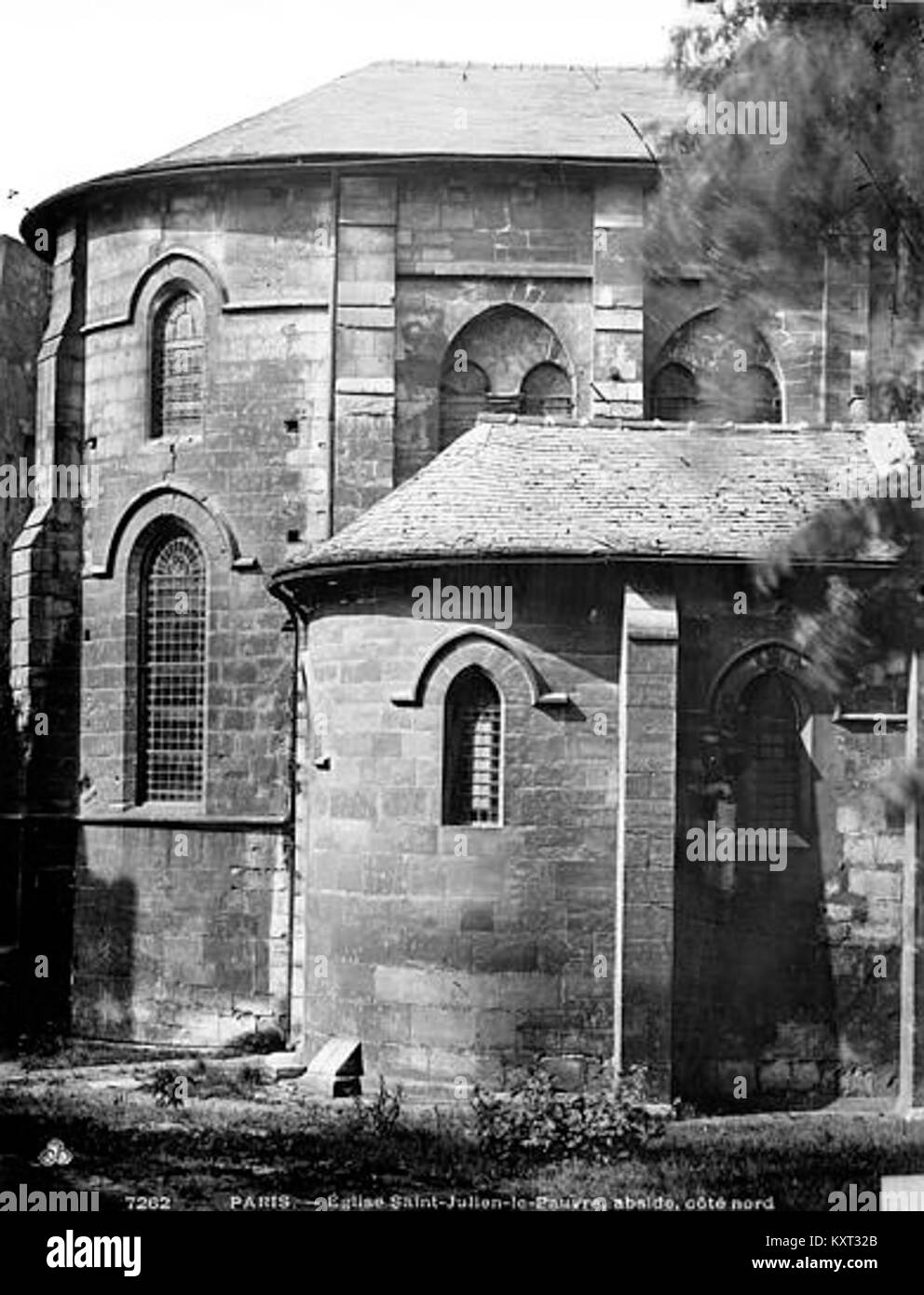 L’église Saint-Julien-le-pauvre dans le 5ème arrondissement de Paris est l’une des plus anciennes églises de la ville, dont la construction a débuté au 12ème siècle dans le style roman et gothique primitif. Depuis 1889, elle sert la communauté grecque catholique melkite. Wikipédia+1 Banque D'Images