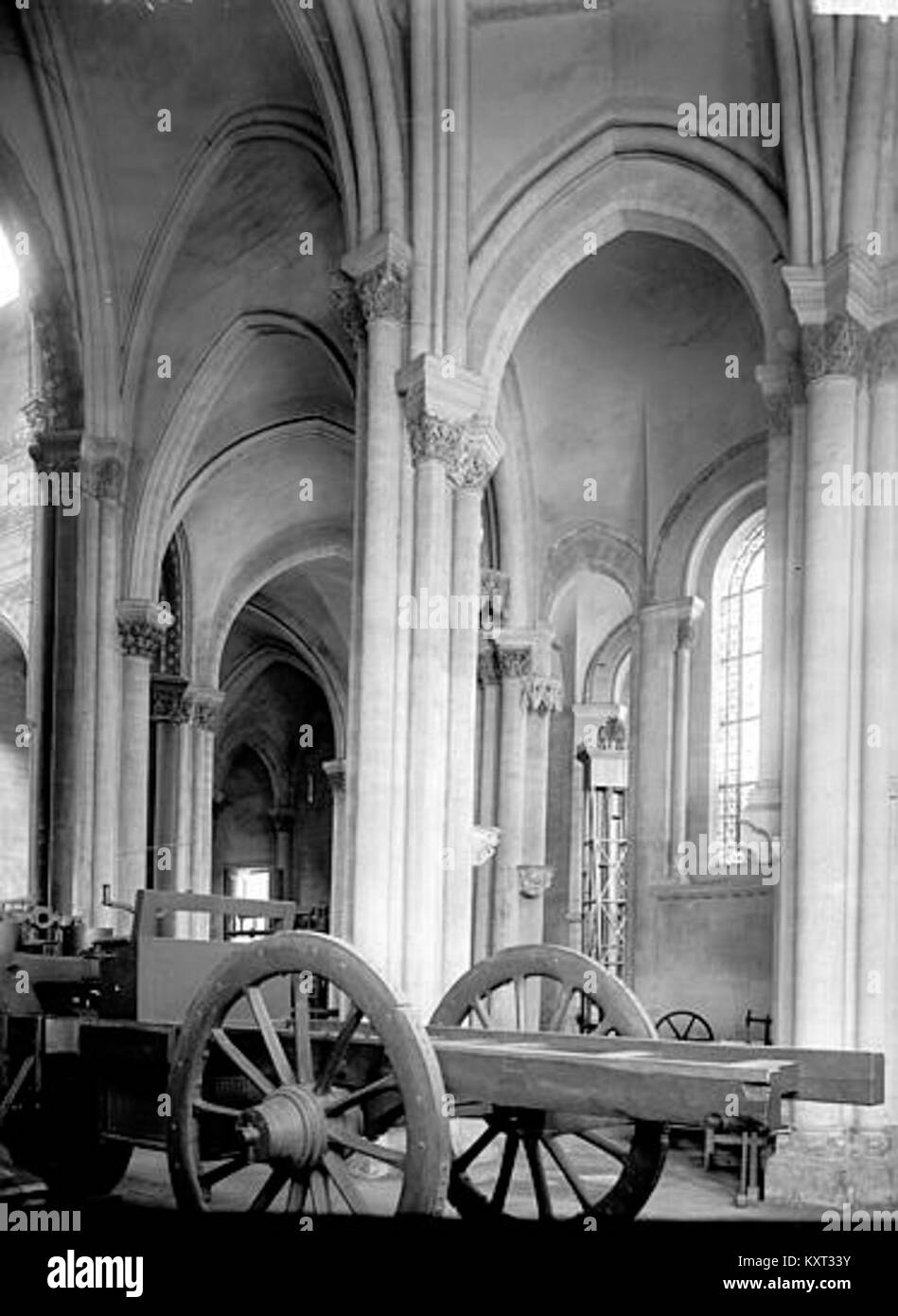 L’intérieur de l’église Saint-Martin-des-champs à Paris présente une architecture gothique avec des vitraux et des détails complexes, soulignant l’importance artistique et historique de l’église. Banque D'Images