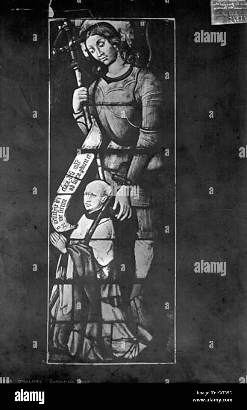 Un vitrail de l'église Saint-Martin de Montmorency représente un saint et un donateur, illustrant l'art et l'artisanat religieux du patrimoine français. Banque D'Images