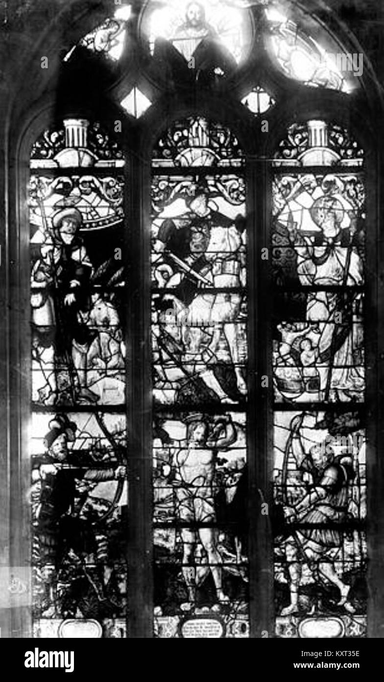 Cette image représente un vitrail de l'église Saint-Martin à Triel-sur-Seine, soulignant son design artistique et le symbolisme religieux qu'il ajoute à l'intérieur de l'église. Banque D'Images