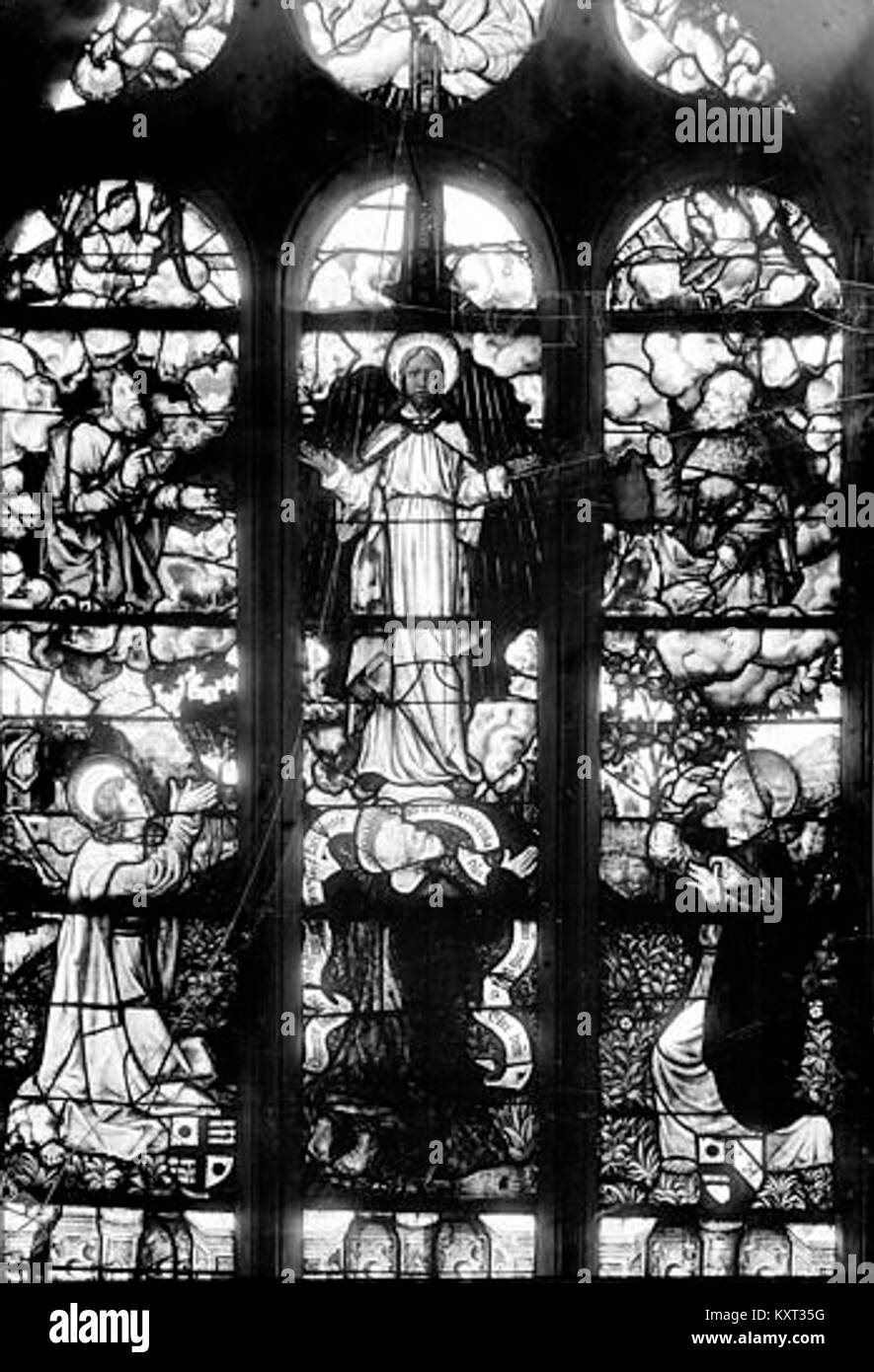 Vitraux de l’église Saint-Martin à Triel-sur-Seine, Yvelines, France, montrant une iconographie religieuse détaillée en style gothique, conservée par la Médiathèque de l’architecture et du patrimoine. Banque D'Images