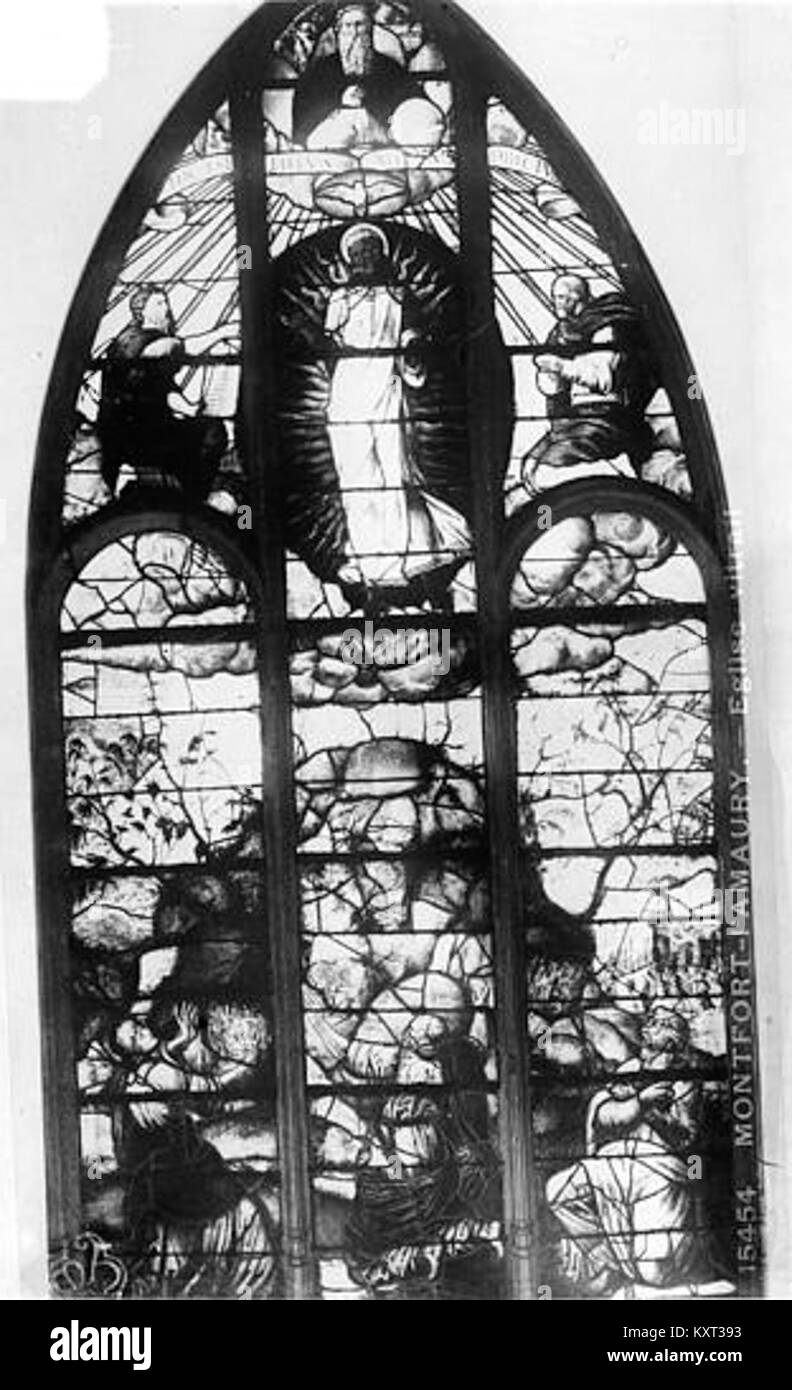 Photographie du vitrail représentant l’Ascension dans l’église Saint-Pierre, Montfort-l’Amaury, France, conservée dans la collection Médiathèque de l’architecture et du patrimoine. Banque D'Images