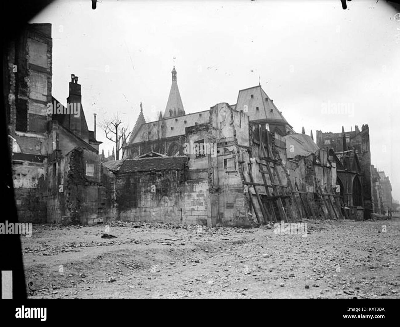 L’église Saint-Séverin, située dans le 5ème arrondissement de Paris, est une église gothique connue pour son architecture complexe, ses vitraux et son importance dans le patrimoine religieux et culturel de la ville. Banque D'Images