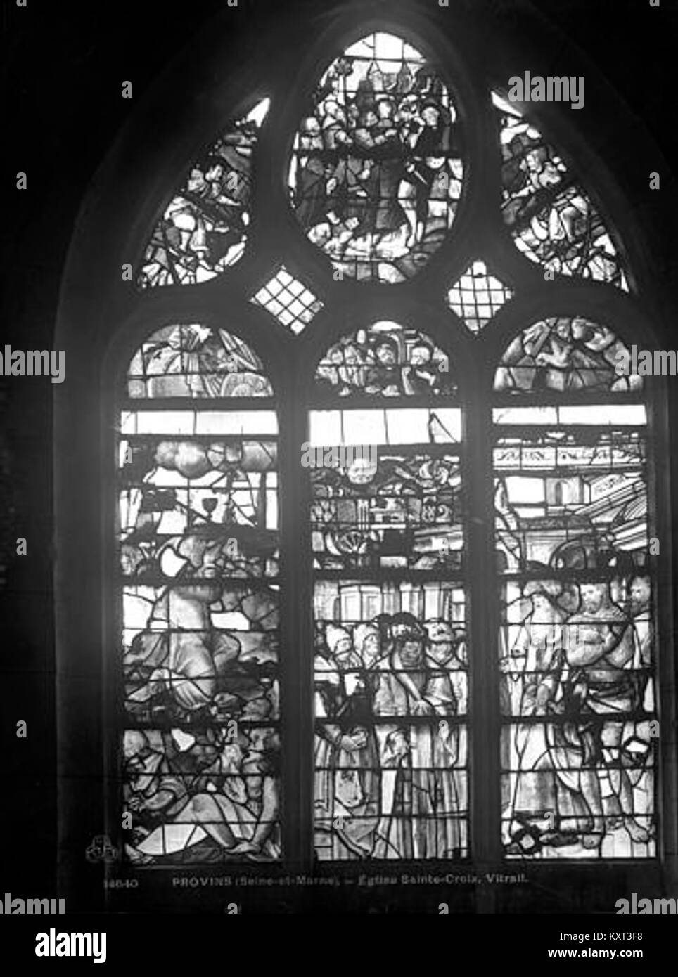 Vitrail de l'église Sainte-Croix à Provins, France, montrant l'iconographie religieuse et l'artisanat typique de l'art religieux gothique français, conservé dans les archives du patrimoine architectural national. Banque D'Images