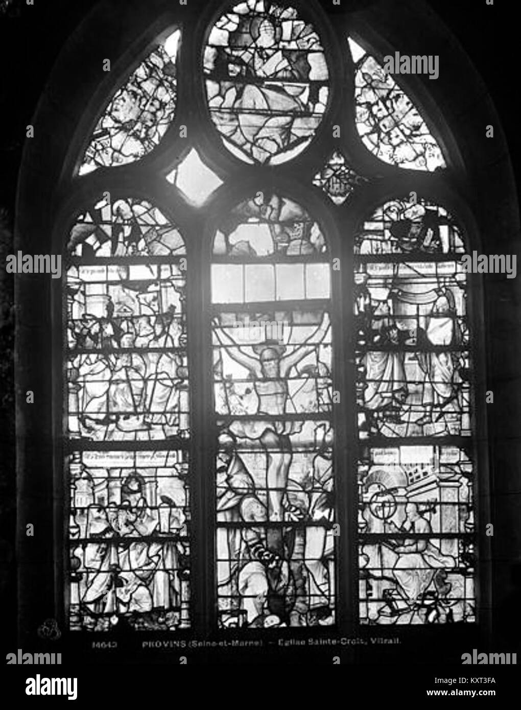 Un vitrail de l’église Sainte-Croix de Provins, en France, conservé par la Médiathèque de l’architecture et du patrimoine, témoigne d’un savoir-faire artisanal et religieux. Banque D'Images