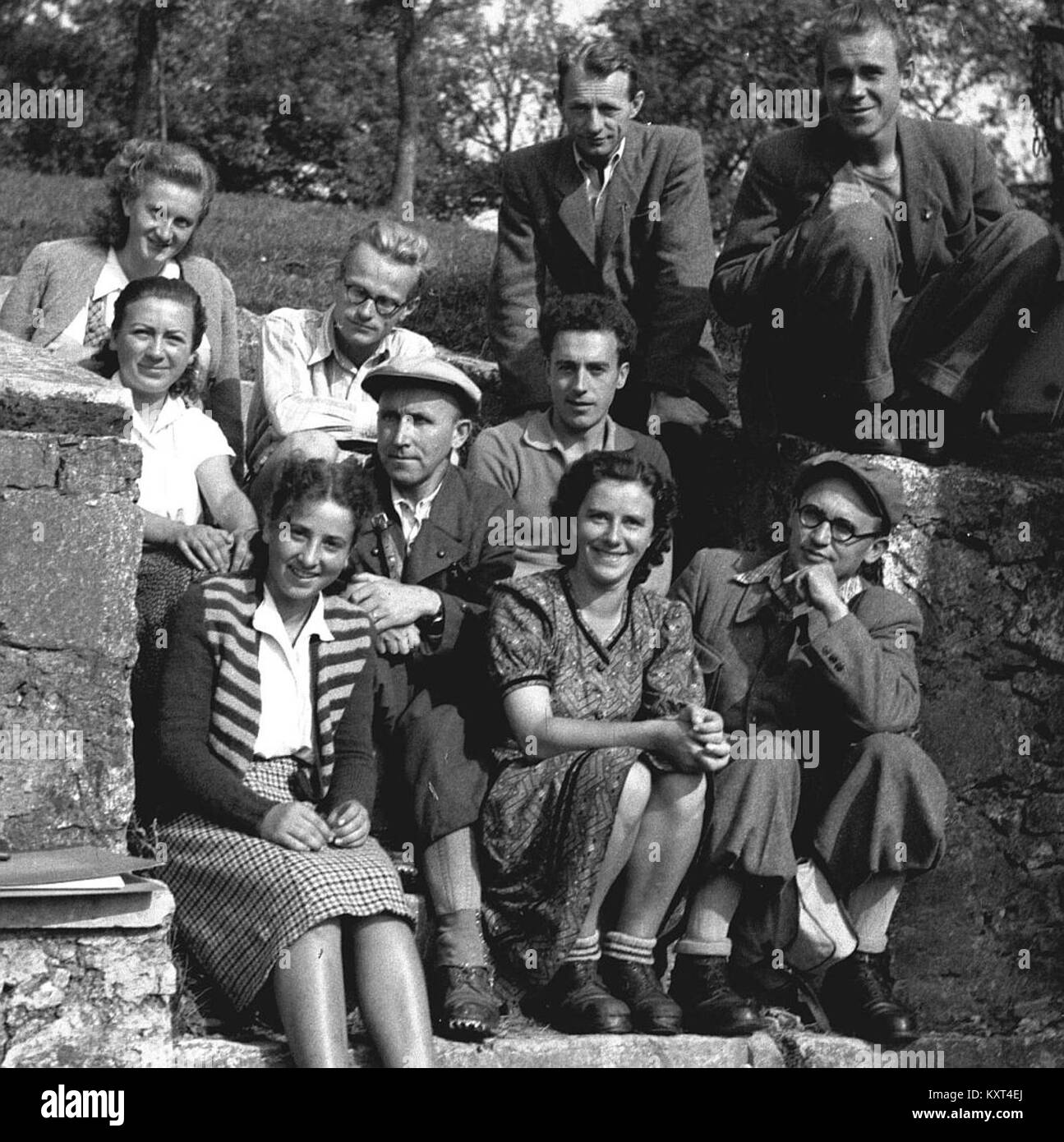 Photographie prise à Škocjan, Slovénie, en 1948, montrant des membres d'une équipe EM lors d'une expédition dans un paysage karstique connu pour ses grottes et ses formations géologiques. Banque D'Images