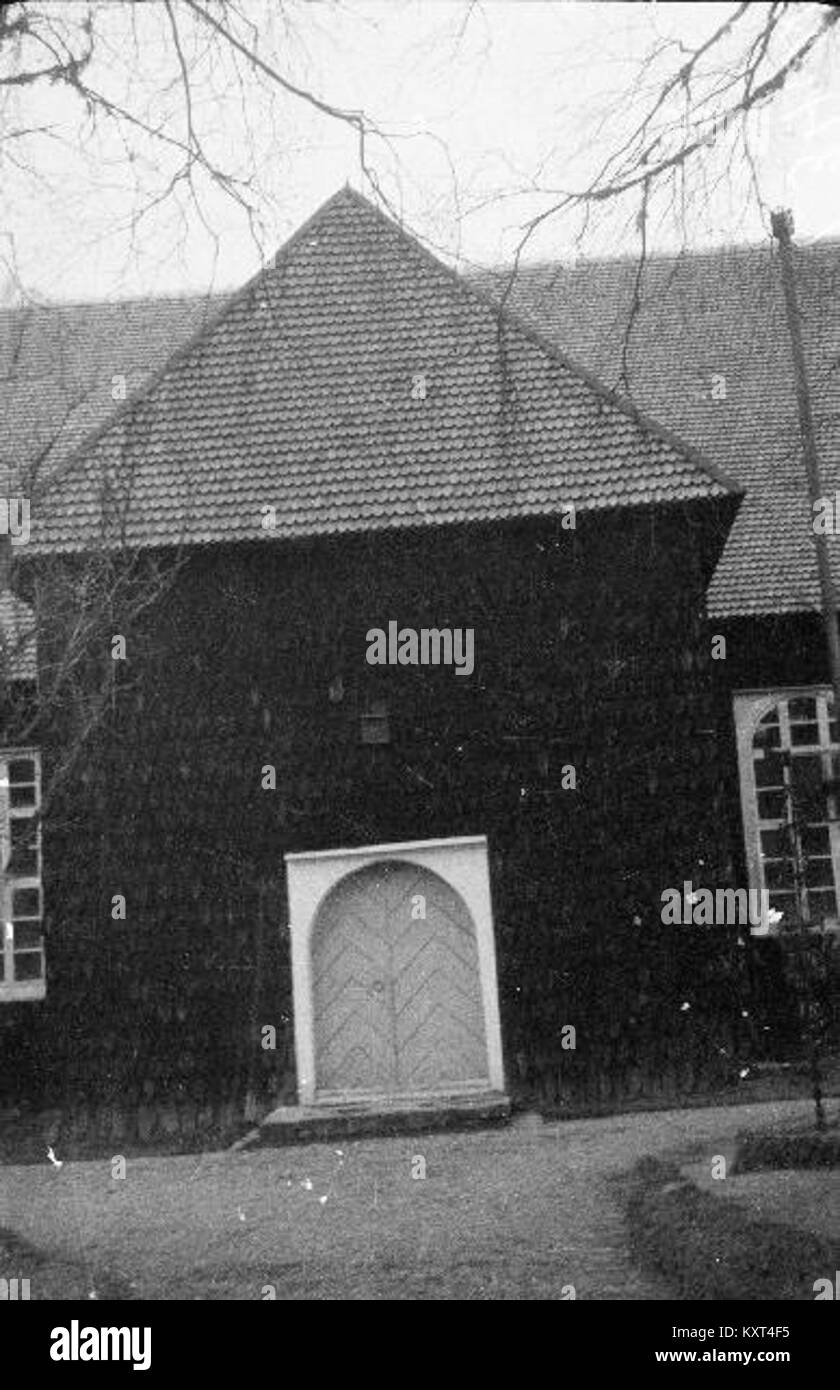 Une photographie de Ekshärads kyrka en Suède montre l'extérieur en pierre blanchie à la chaux, le toit en ardoise, les fenêtres étroites du chœur et le modeste clocher, caractéristiques des églises paroissiales rurales du centre de la Suède. Banque D'Images