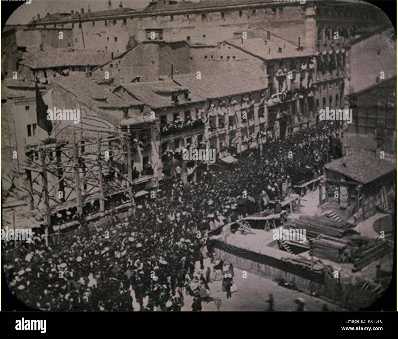 Photographie ou œuvre d'art représentant l'armée espagnole défilant le long de la Calle Alcalá à Madrid en 1860. L'image montre des unités militaires en formation, reflétant les traditions cérémonielles espagnoles du XIXe siècle. Banque D'Images