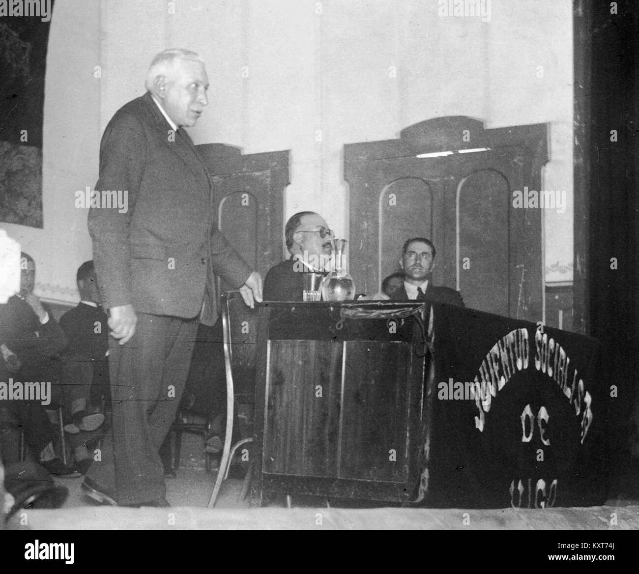 Photographie montrant Enrique Heraclio Botana debout à côté d’Emilio Martínez Garrido, des membres de la Jeunesse socialiste de Vigo, en Espagne, probablement prise lors d’un rassemblement politique ou social. Banque D'Images
