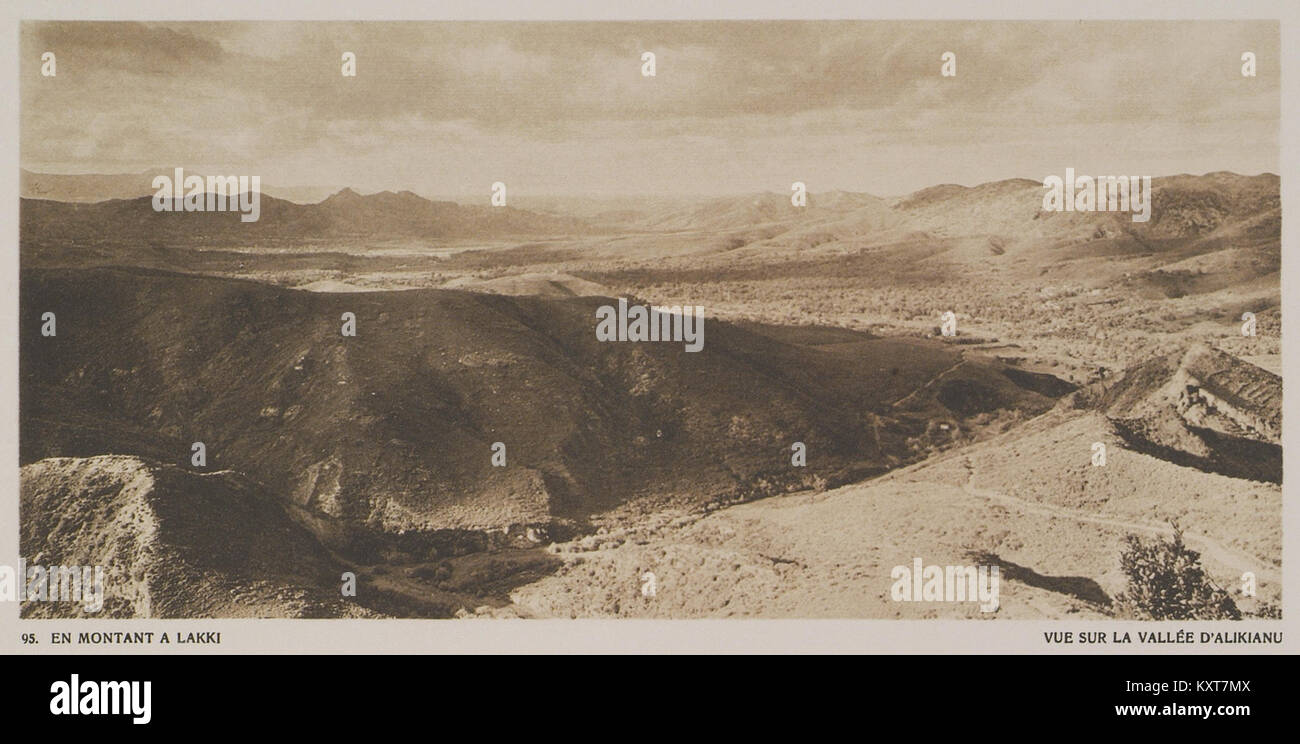 Une photographie de paysage de 1919 par Daniel Baud-Bovy et Frédéric Boissonnas intitulée 'en montant à Lakki', montrant une vue de la vallée d'Alikianu. L'image capture la beauté naturelle et la topographie de la région. Banque D'Images