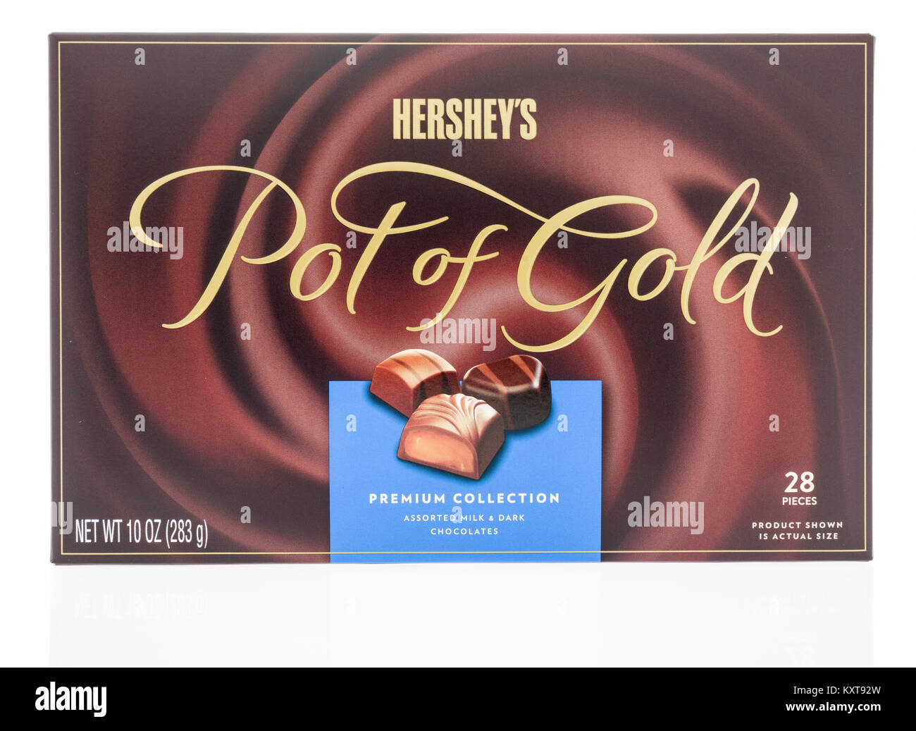 Winneconne, WI - 30 décembre 2017 : une boîte de Hershey's Pot of Gold PREMIUM Collection le lait et le chocolat noir sur un arrière-plan assortmant isolés. Banque D'Images
