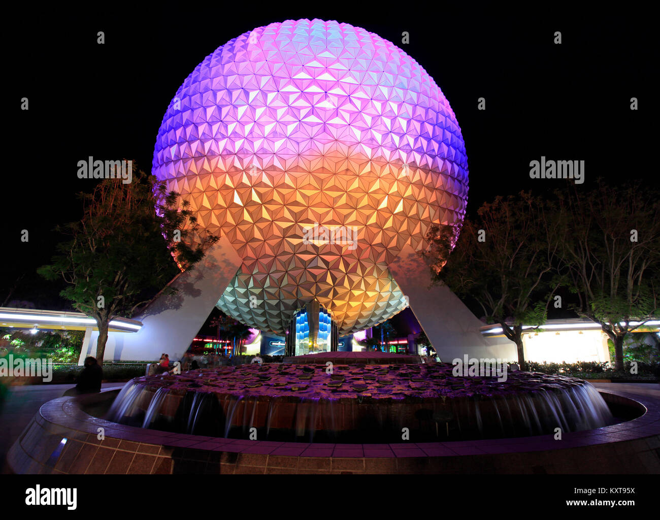 Disney's Epcot Center sphere éclairée la nuit, Florida, USA Banque D'Images