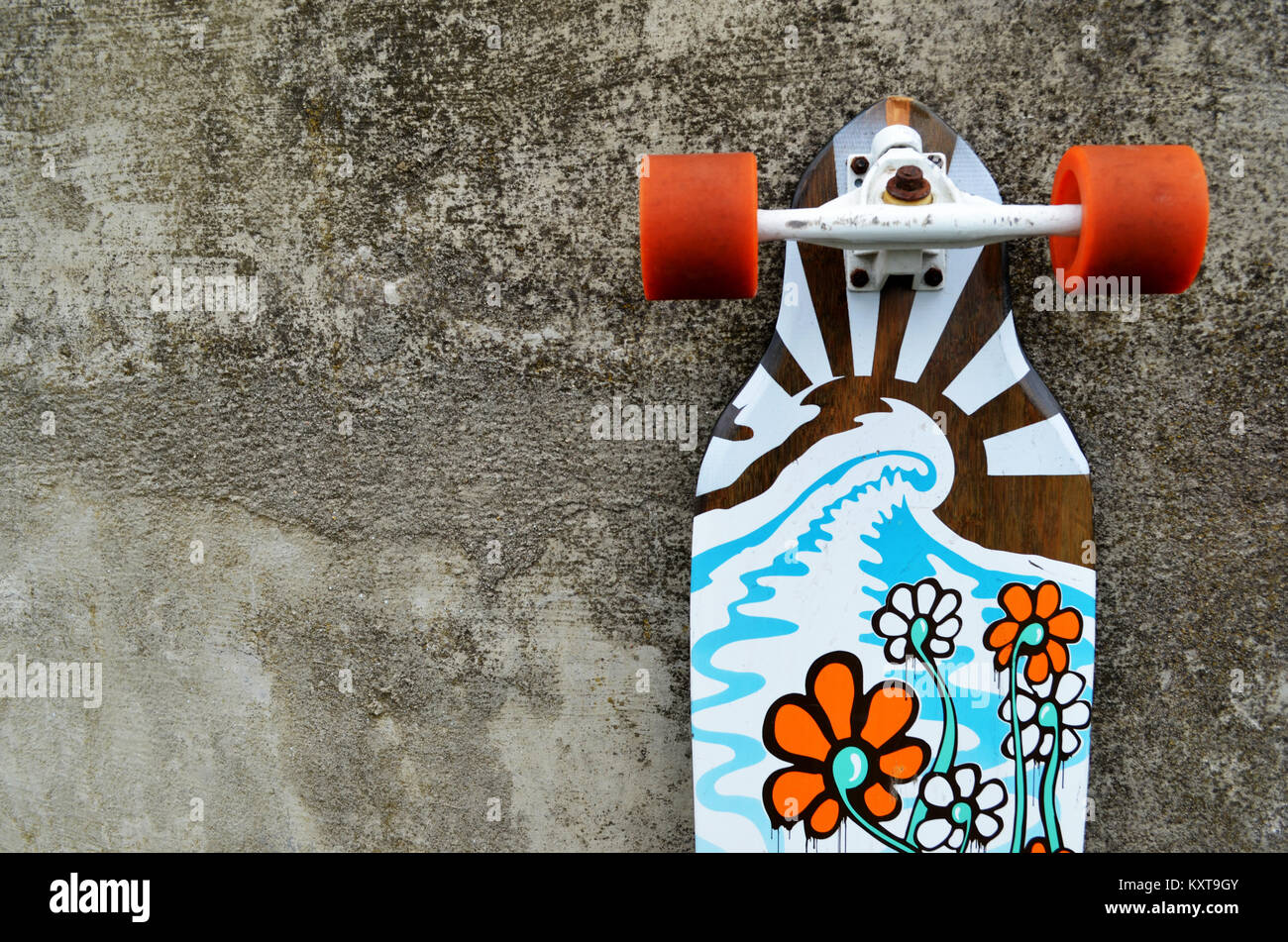 Longskate skateboard appuyé contre un mur Banque D'Images
