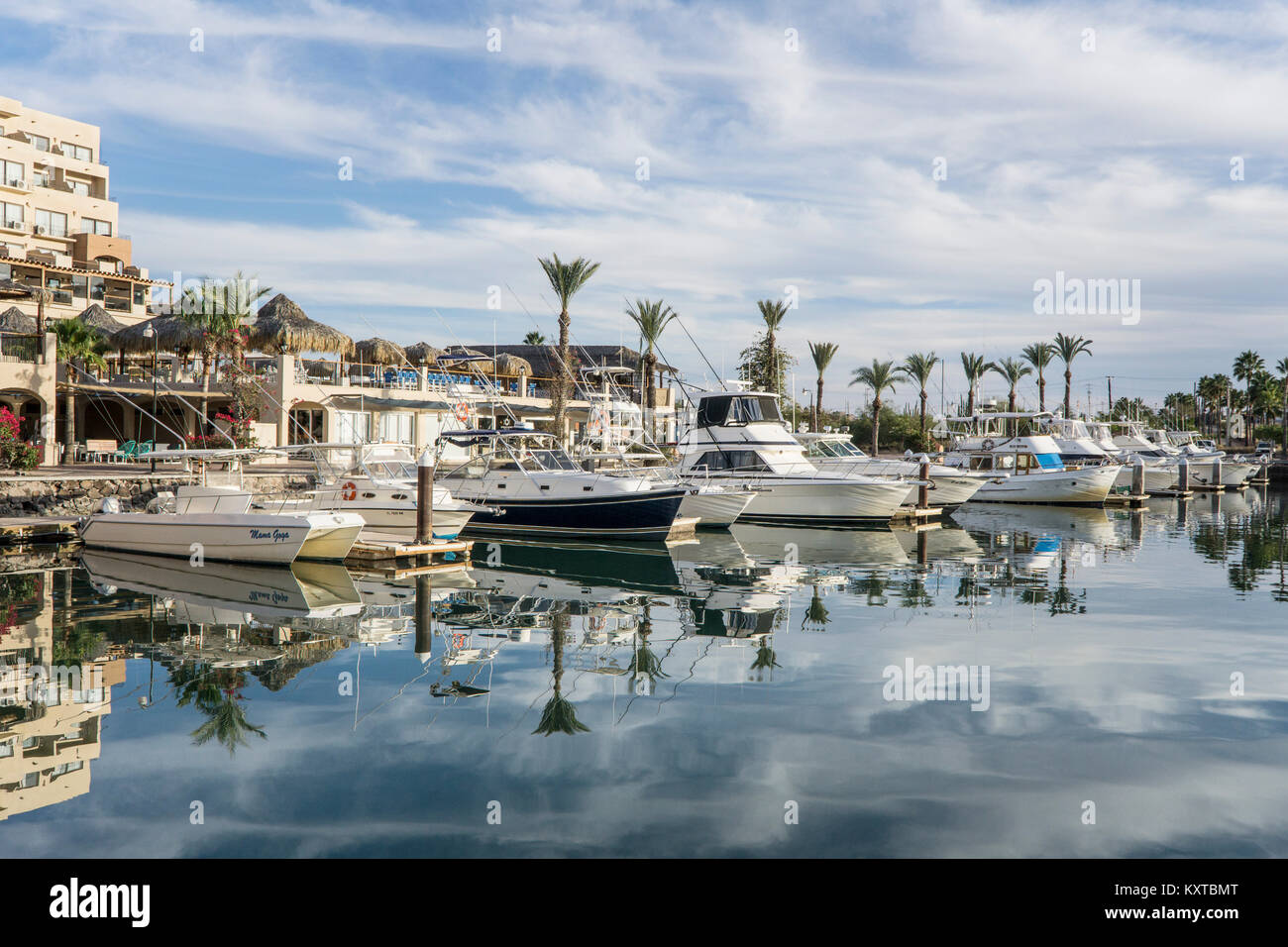Les bateaux de plaisance équipés pour la pêche en haute mer grave composer avec leurs reflets dans l'eau encore de San Carlos San Carlos à Bahia Marina Bay Banque D'Images