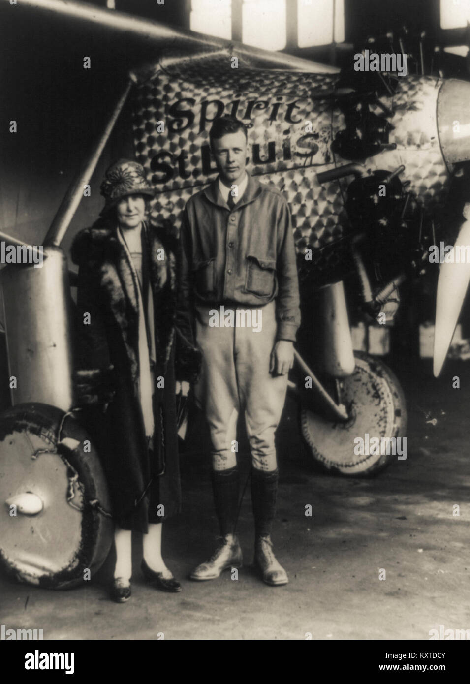 Charles A. Lindbergh aviateur et héros américain. Tôt le matin du vendredi 20 mai, 1927, Lindbergh a décollé de Roosevelt Field à travers l'océan Atlantique pour Paris, France. Son monoplan a été chargé avec 450 gallons américains de carburant qui a été tendu à plusieurs reprises pour éviter l'obstruction de la conduite de carburant. L'appareil pesait environ 2 710 lb , et le décollage a été entravée par une pluie boueuse, piste. Lindbergh's monoplane était alimenté par un J-5C Wright Whirlwind moteur radial et la vitesse acquise très lentement au cours de ses 7:52 a.m. le décollage, mais effacées lignes téléphoniques à l'extrémité du champ. Banque D'Images