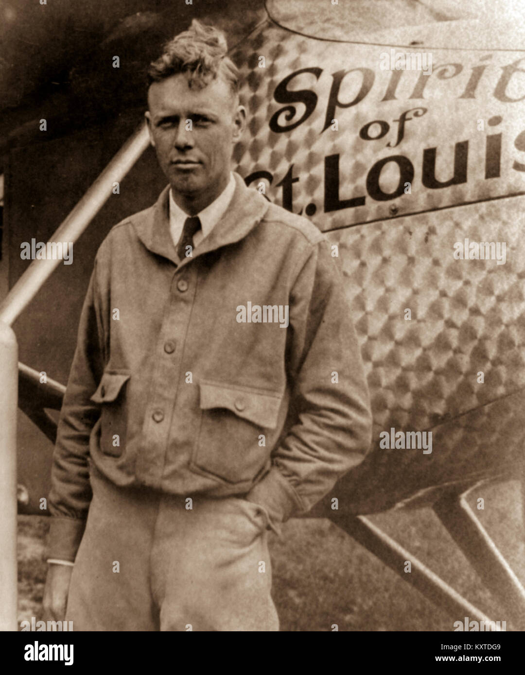 Charles A. Lindbergh aviateur et héros américain. Tôt le matin du vendredi 20 mai, 1927, Lindbergh a décollé de Roosevelt Field à travers l'océan Atlantique pour Paris, France. Son monoplan a été chargé avec 450 gallons américains de carburant qui a été tendu à plusieurs reprises pour éviter l'obstruction de la conduite de carburant. L'appareil pesait environ 2 710 lb , et le décollage a été entravée par une pluie boueuse, piste. Lindbergh's monoplane était alimenté par un J-5C Wright Whirlwind moteur radial et la vitesse acquise très lentement au cours de ses 7:52 a.m. le décollage, mais effacées lignes téléphoniques à l'extrémité du champ. Banque D'Images