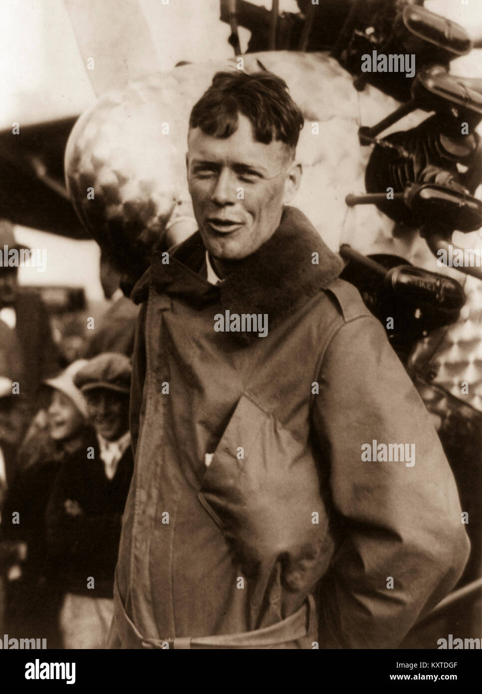 Charles A. Lindbergh aviateur et héros américain. Tôt le matin du vendredi 20 mai, 1927, Lindbergh a décollé de Roosevelt Field à travers l'océan Atlantique pour Paris, France. Son monoplan a été chargé avec 450 gallons américains de carburant qui a été tendu à plusieurs reprises pour éviter l'obstruction de la conduite de carburant. L'appareil pesait environ 2 710 lb , et le décollage a été entravée par une pluie boueuse, piste. Lindbergh's monoplane était alimenté par un J-5C Wright Whirlwind moteur radial et la vitesse acquise très lentement au cours de ses 7:52 a.m. le décollage, mais effacées lignes téléphoniques à l'extrémité du champ. Banque D'Images