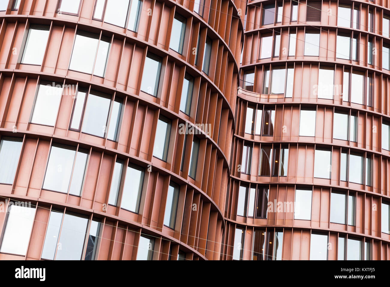 Résumé Contexte L'architecture contemporaine, des murs courbes faites de métal et de verre rouge Banque D'Images