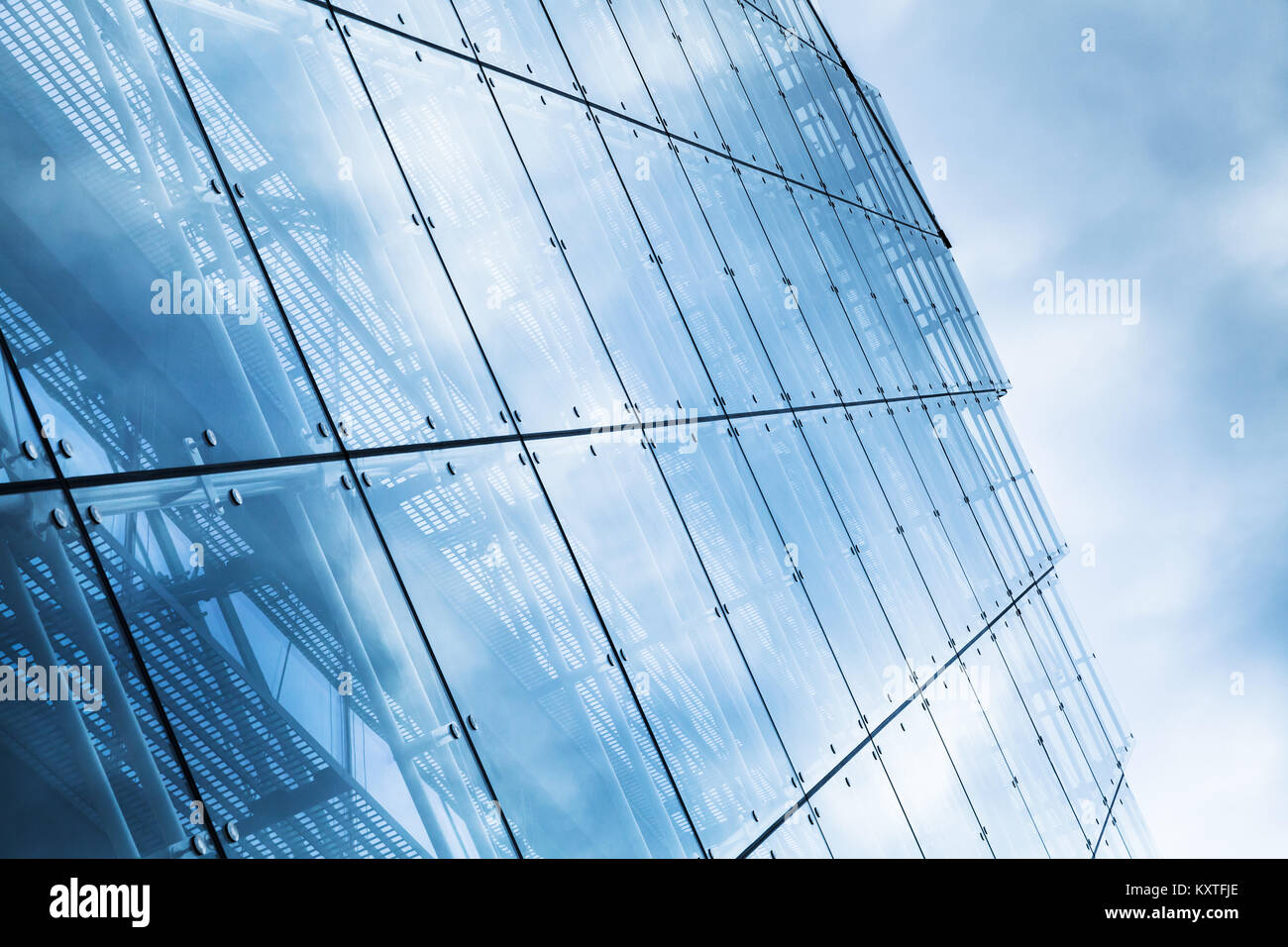 Mur rideau bleu fait des constructions de verre et d\'acier aux ... Mur rideau bleu fait des constructions de verre et d\'acier aux ...