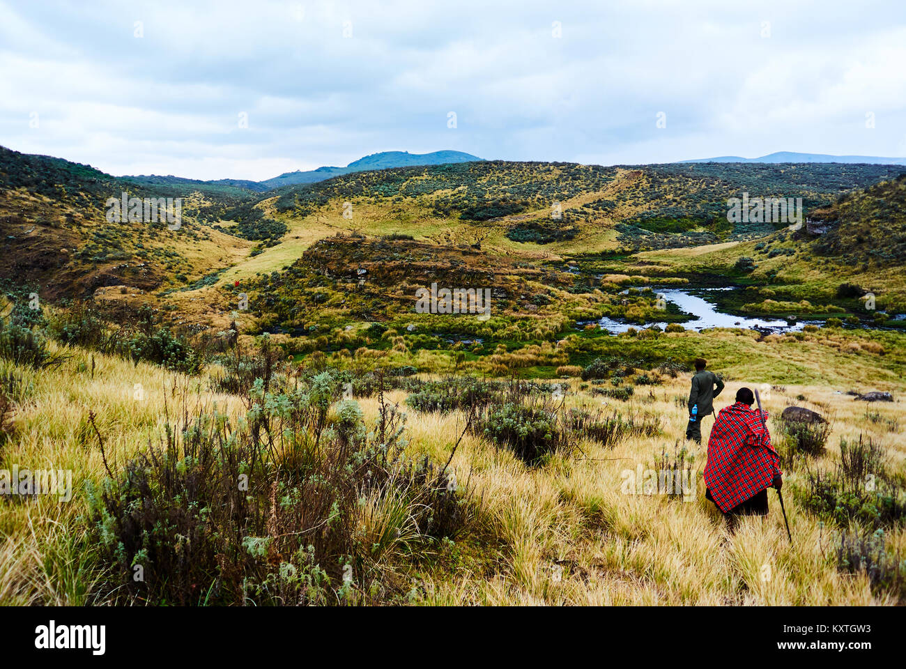 Le Masai walking dans la Ngorongoro Conservation Area Banque D'Images