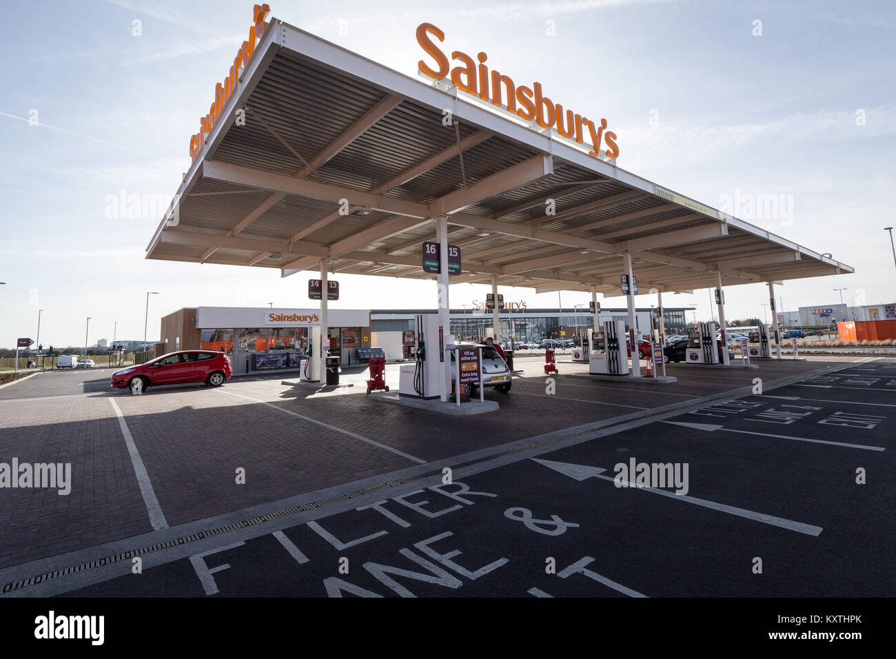 Station essence, Sainsbury's nouveau superstore, Thanet Kent, UK Banque D'Images