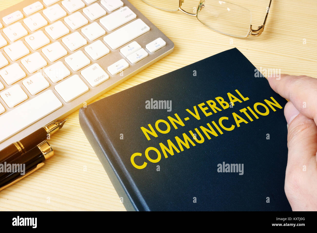 Livre sur la CNV communication non verbale sur une table. Banque D'Images