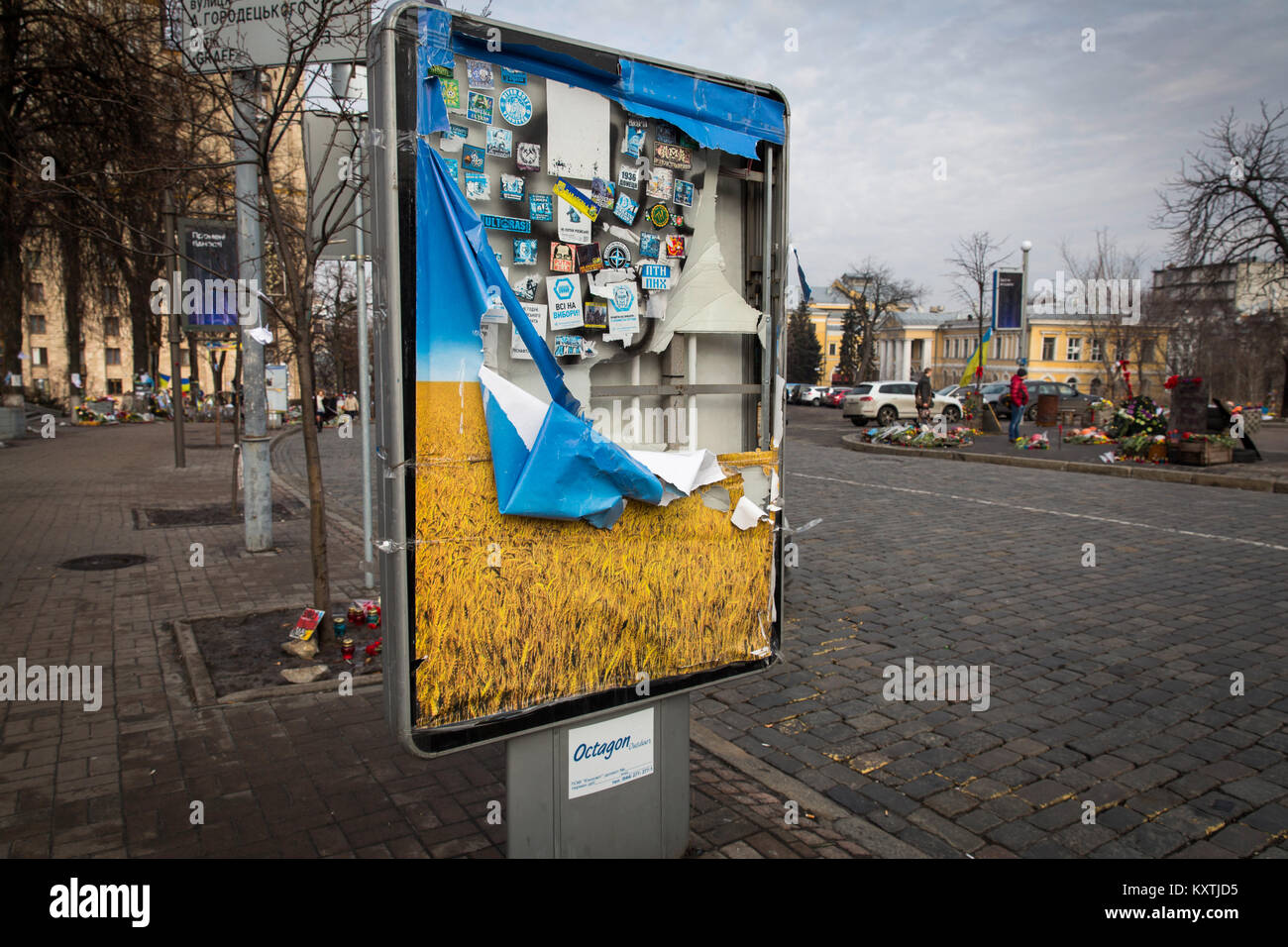 Anniversaire de la Maidan massacre sur le Maidan dans la capitale ukrainienne de Kiev, où les portraits de manifestants assassinés et les fleurs sont fixées. Banque D'Images