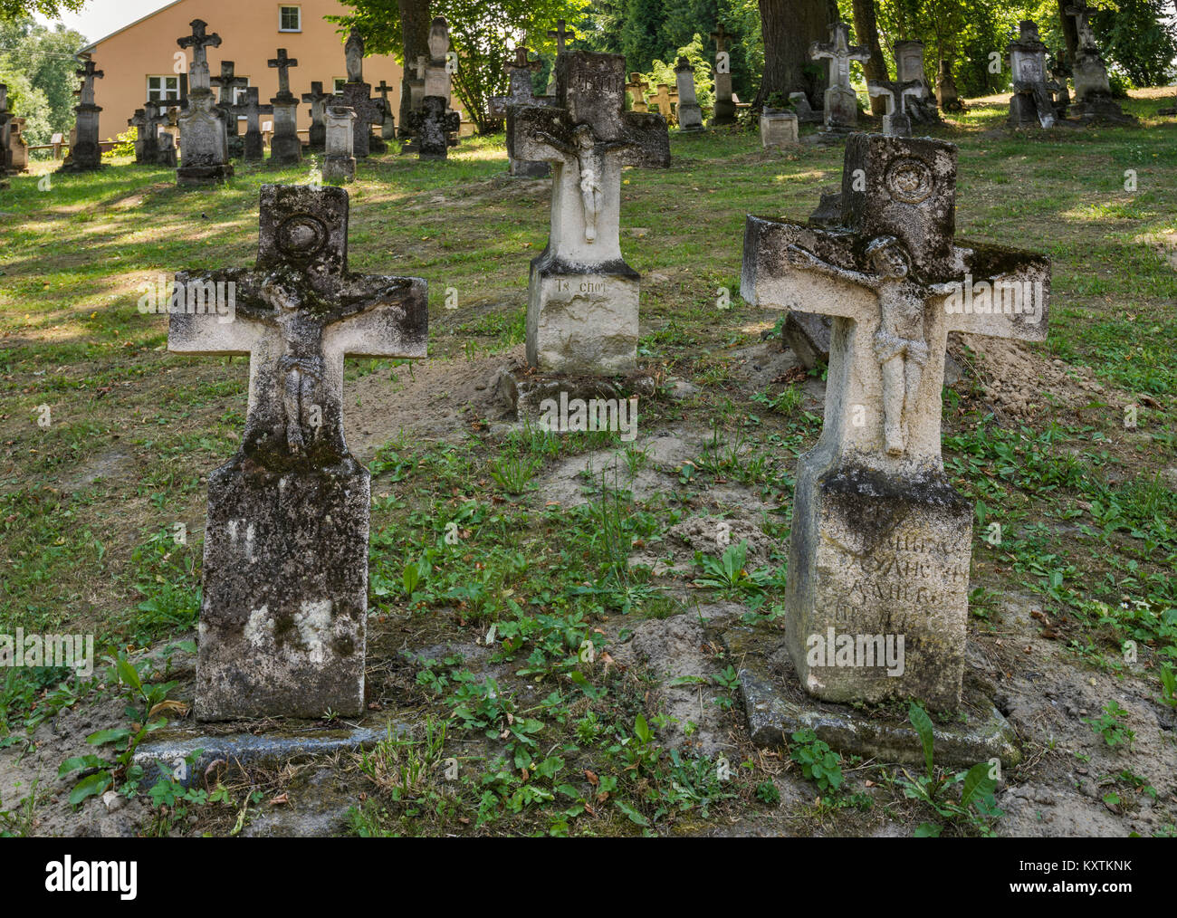 Langue ukrainienne inscriptions sur les pierres tombales, cimetière catholique grecque à l'église St Paraskevi, UNESCO World Heritage Site, Radruz, Pologne Malopolska, Banque D'Images