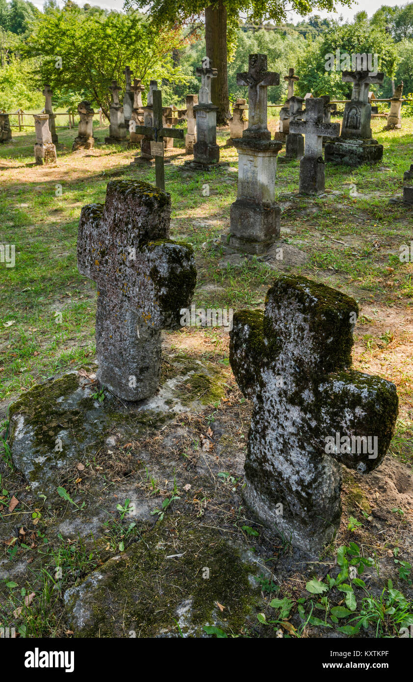Langue ukrainienne inscriptions sur les pierres tombales, cimetière catholique grecque à l'église St Paraskevi, UNESCO World Heritage Site, Radruz, Pologne Malopolska, Banque D'Images