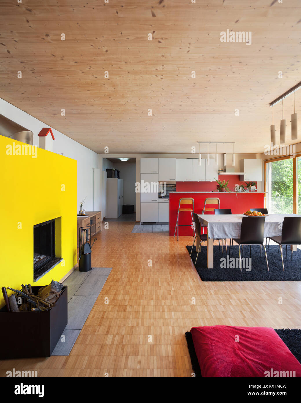 Espace ouvert d'une maison moderne, salle de séjour avec cheminée jaune Banque D'Images