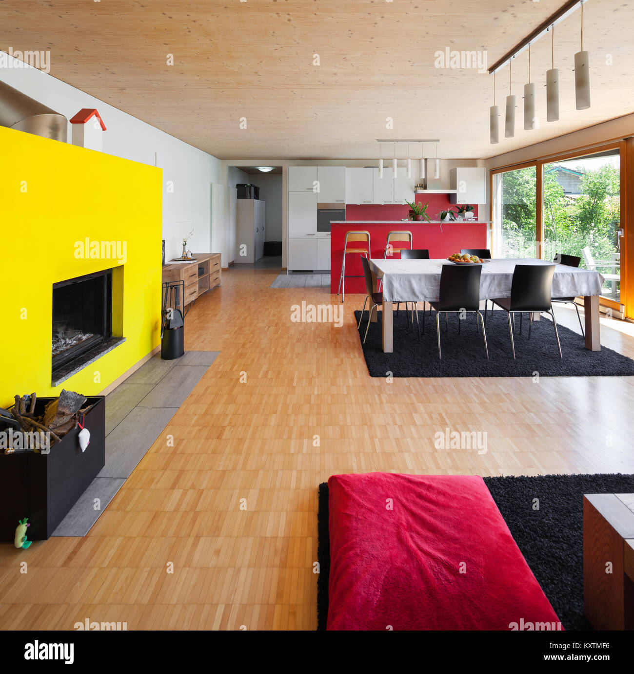 Espace ouvert d'une maison moderne, salle de séjour avec cheminée jaune Banque D'Images