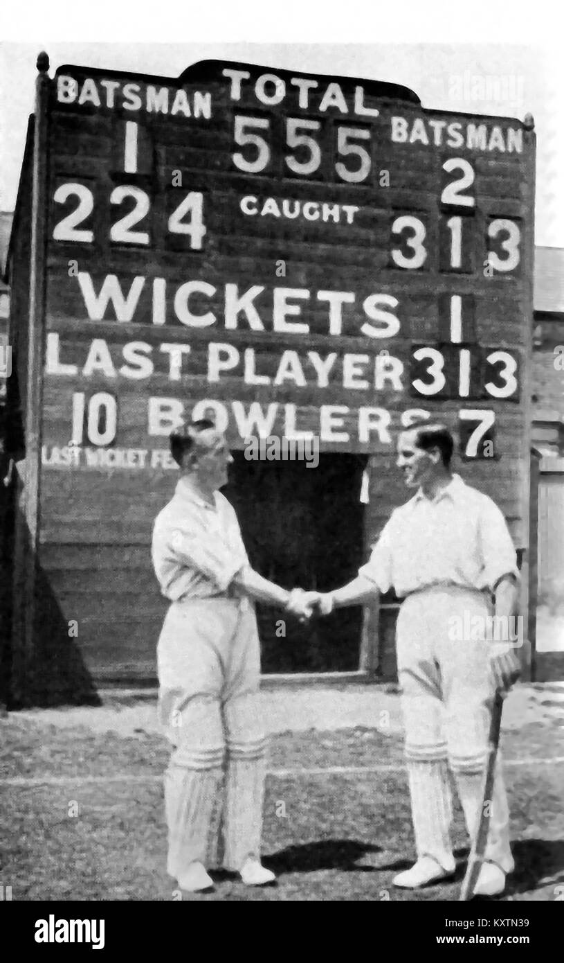 Les joueurs de cricket anglais Holmes et Sutcliffe à Leyton 1932 Banque D'Images