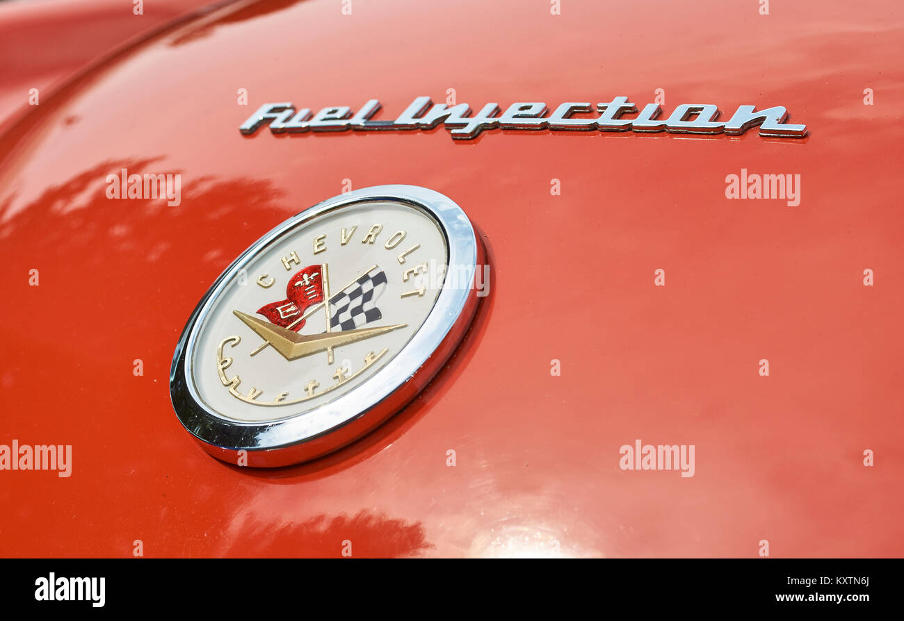Drapeaux croisés badge chevy classique sur le couvercle du coffre d'une Corvette rouge 1957 Banque D'Images