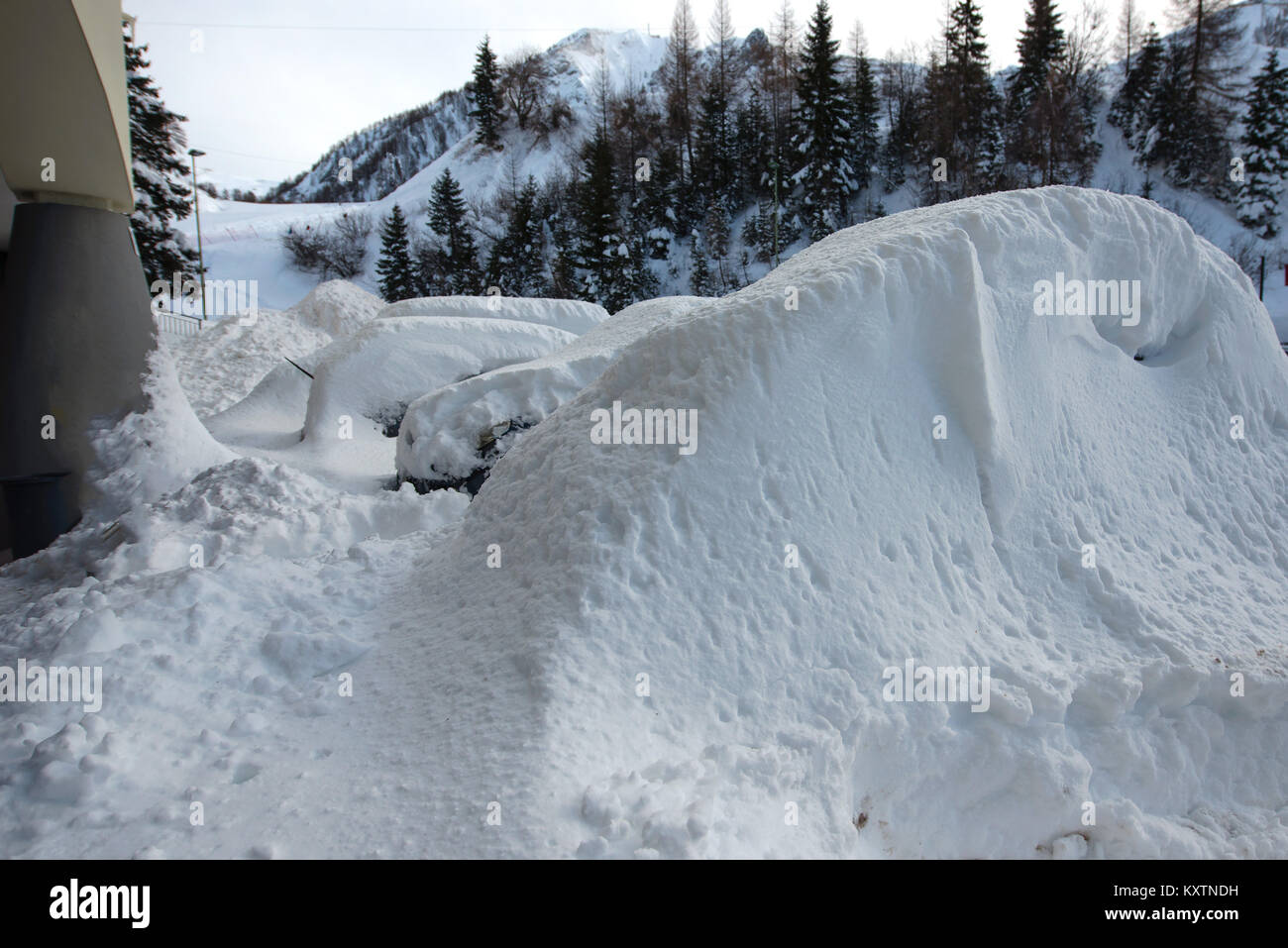 Voitures couvertes de neige Neige après big sur les Alpes. Banque D'Images
