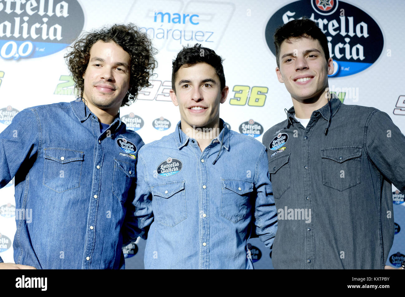 Champion du Monde MotoGP, Marc MARQUEZ de l'Espagne, et le Champion du Monde Moto2 Franco Morbidelli de poser pour les photographes de l'Italie lors d'un événement publicitaire tenue à Madrid, Espagne. Avec : Marc Marquez, Franco Morbidelli, Alex Marquez Où : Madrid, Communauté de Madrid, Espagne Quand : 11 Déc 2017 Crédit : Oscar Gonzalez/WENN.com Banque D'Images