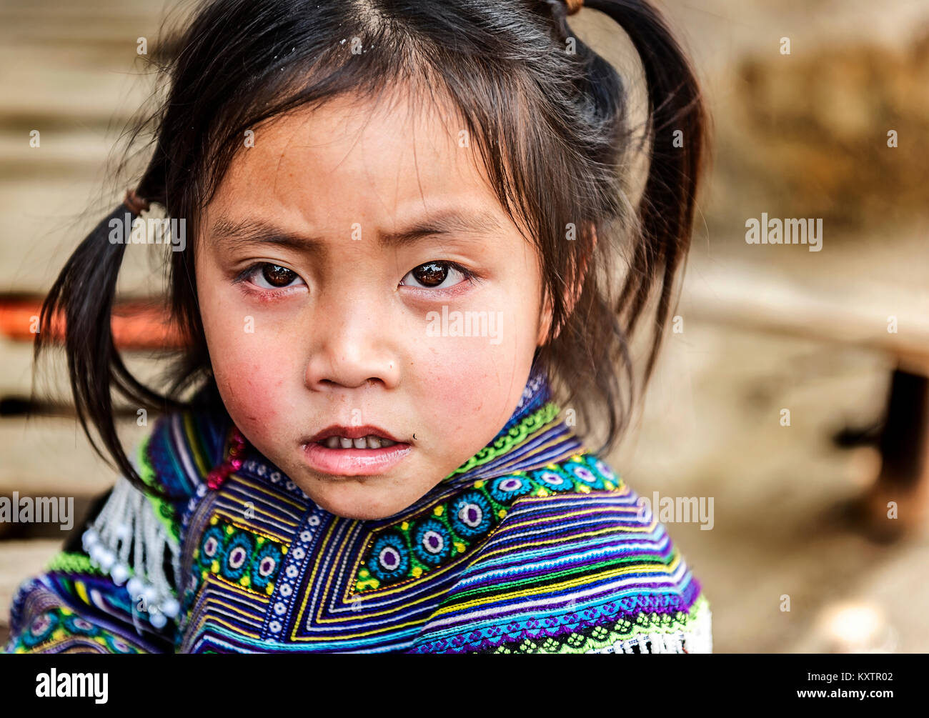 Portrait de petite fille portant des vêtements traditionnels tribaux à Sapa, Vietnam Banque D'Images