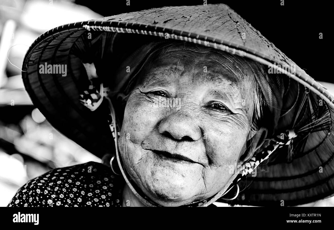 Portrait de vieille dame dans un marché local, SAPA, Vietnam Banque D'Images