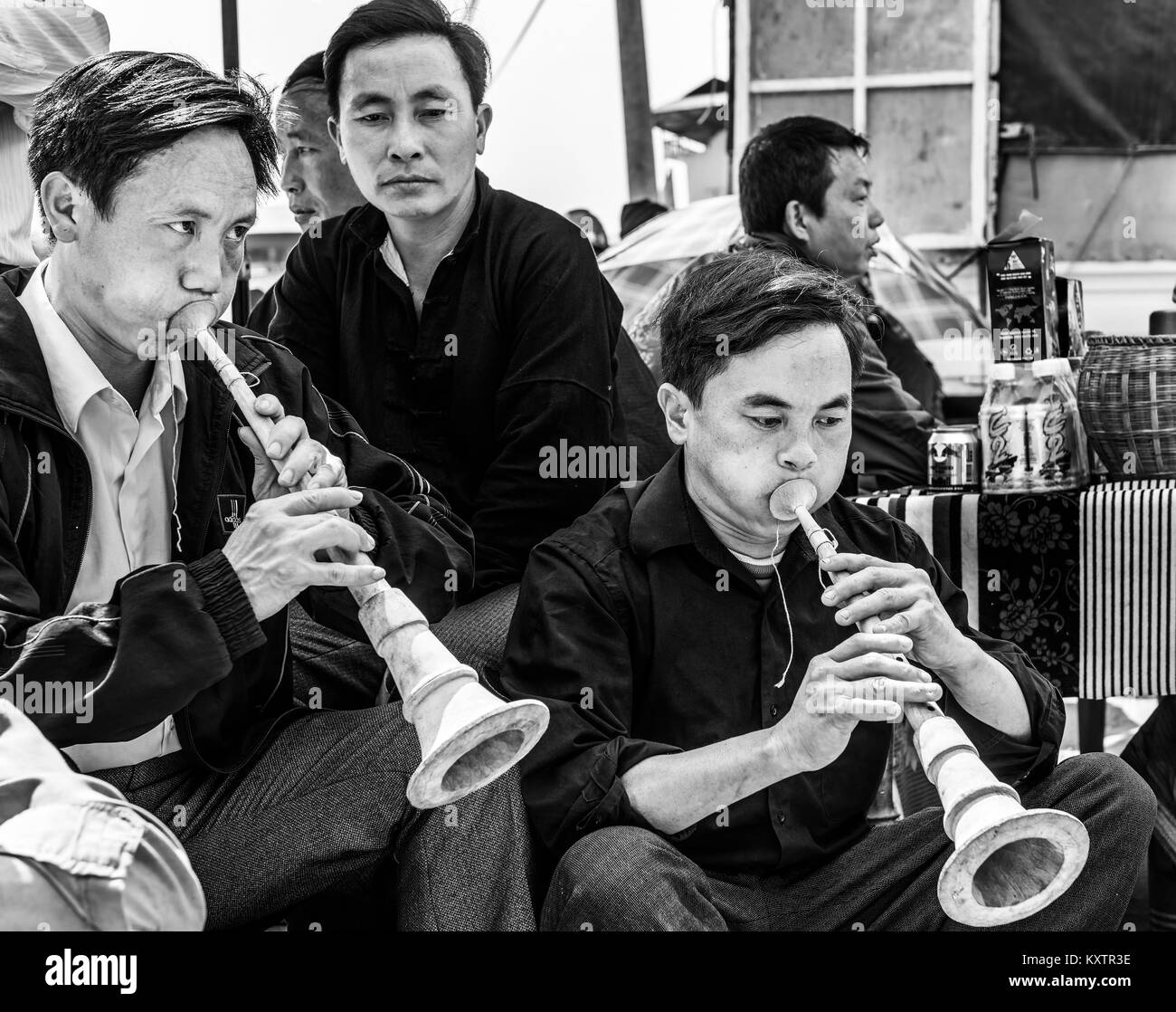 Les hommes à l'instrument de musique traditionnelle à Sapa marché, Vietnam Banque D'Images