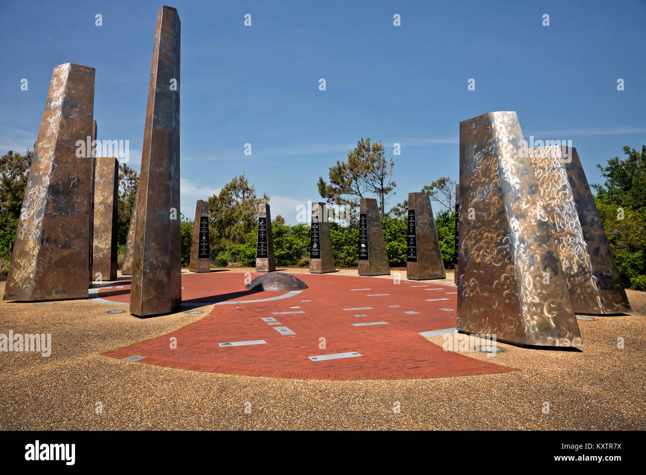 NC01242-00...CAROLINE DU NORD - piliers en forme d'aile au Monument à un siècle de vol sur les bancs extérieurs à Kitty Hawk. Banque D'Images