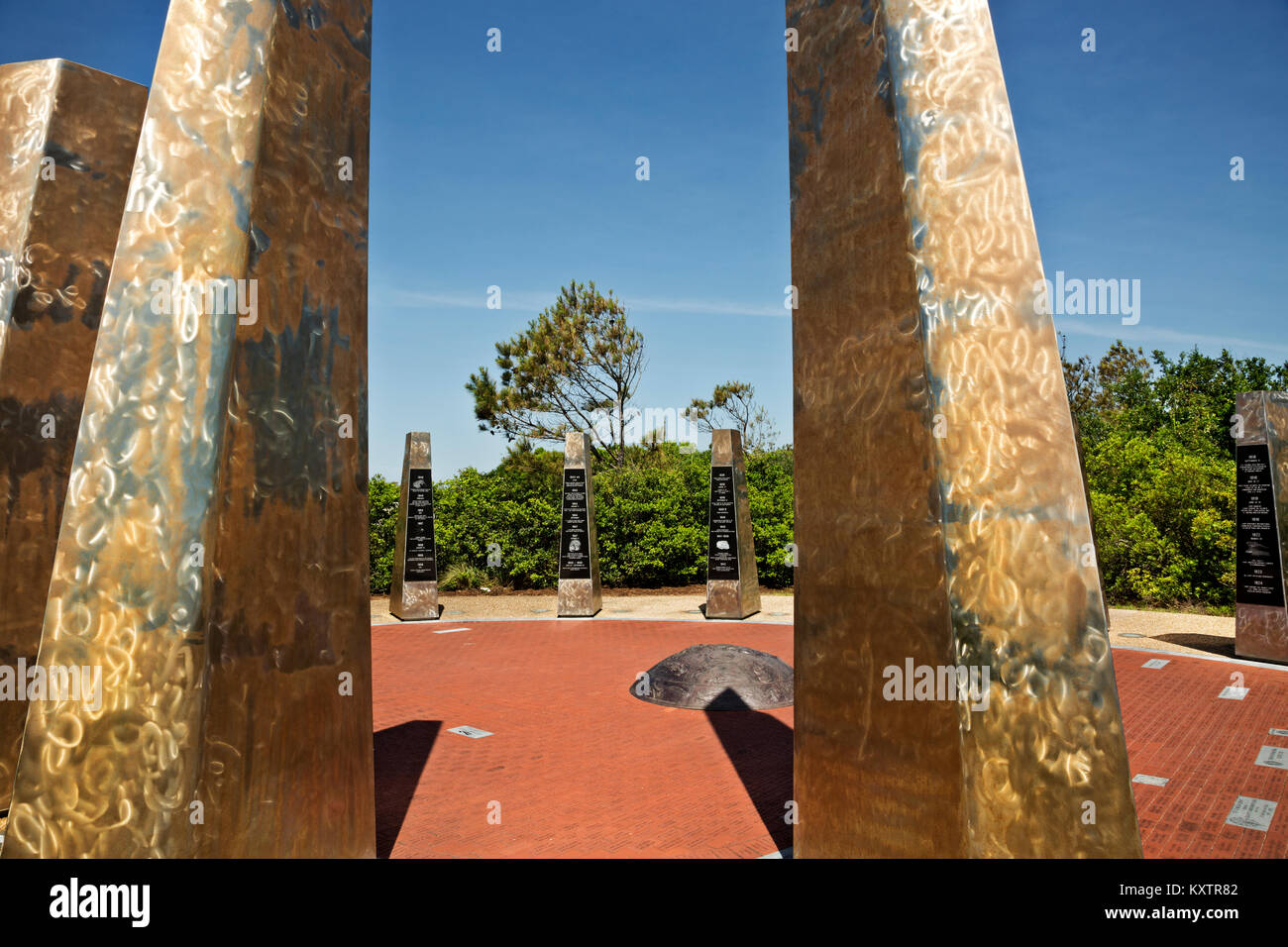 NC01243-00...CAROLINE DU NORD - piliers en forme d'aile au Monument à un siècle de vol sur les bancs extérieurs à Kitty Hawk. Banque D'Images
