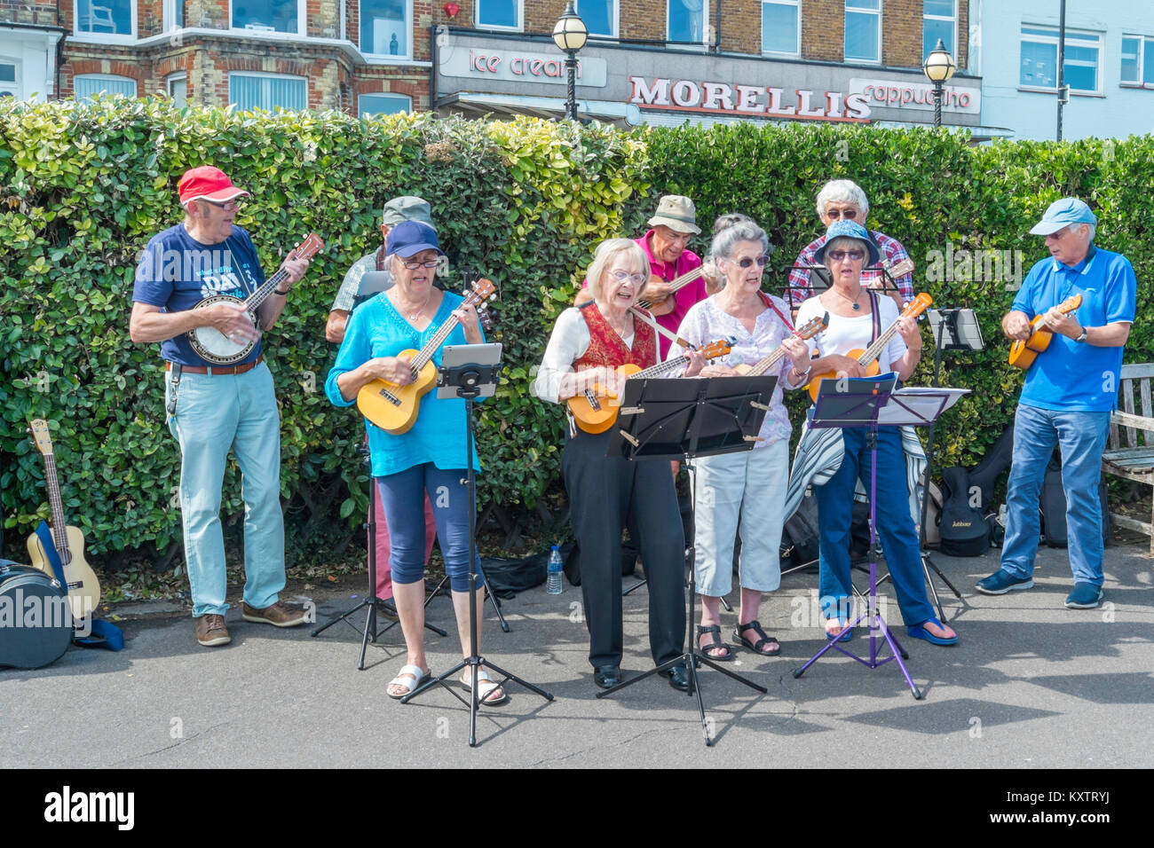 Festival de la semaine folklorique de Broadstairs. Les membres de l'U3A, 5 un qui encourage les personnes âgées à apprendre de nouvelles compétences, jouant sur la promenade de la plage. Banque D'Images