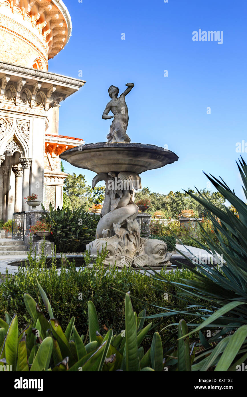 Détail de la fontaine du Triton, dans le Palais Monseratte, une villa aux allures exotiques situé près de Sintra, Portugal Banque D'Images
